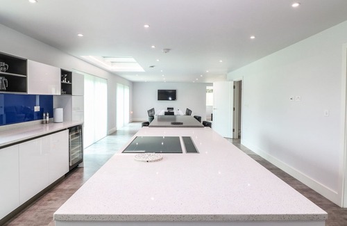 Frilford Casa | HIDDEN BROOK HOUSE, pet friendly, with hot tub in Frilford
