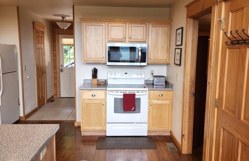 Wolf Laurel Cabina | HIDDEN CHALET GEM IN BLUE RIDGE MOUNTAINS,PETS.HOTTUB 4500 ELEVATION SKING OPEN