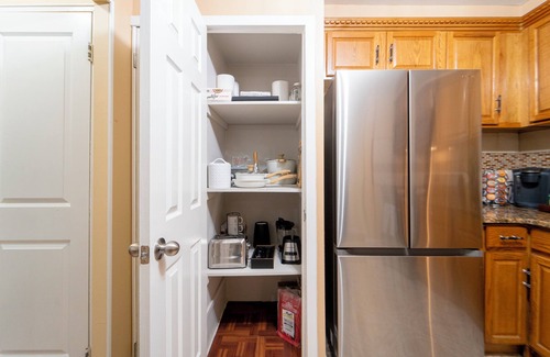 Canarsie Apartamento | Hidden Delight . Charming 2-bedroom apartment close to JFK AIRPORT