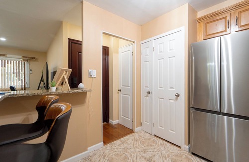 Canarsie Apartamento | Hidden Delight . Charming 2-bedroom apartment close to JFK AIRPORT