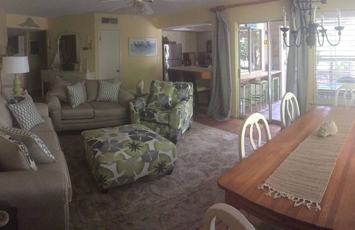 Gulf Pines Cabaña | Diversión popular, colorido, 1er piso Beach Cottage-Very Popular-Books Early
