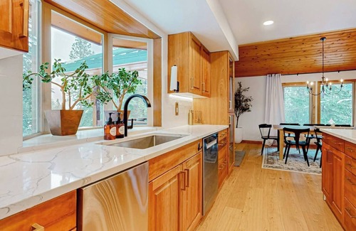 Cle Elum Cabina | Hidden Escape! A Cabin Retreat with Saltwater Hot Tub Surrounded by Nature!