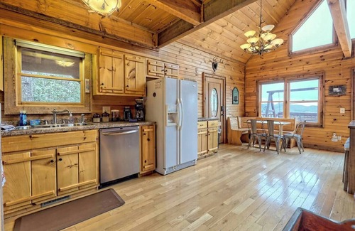 Hayesville Cabina | Hidden Escape Chalet by Chatuge Home Concierge Lake and mountain views, fire pit, hot tub