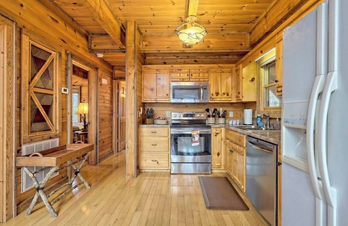Hayesville Cabina | Hidden Escape Chalet by Chatuge Home Concierge Lake and mountain views, fire pit, hot tub