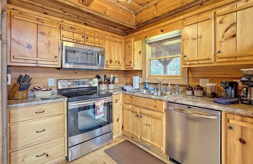 Hayesville Cabina | Hidden Escape Chalet by Chatuge Home Concierge Lake and mountain views, fire pit, hot tub