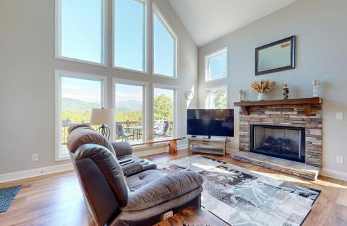 Lake Lure Casa | Hidden Escape with a View