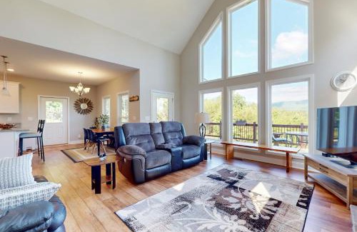 Lake Lure Casa | Hidden Escape with a View