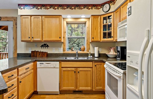 Skyland Cabina | Hidden Falls Cabin -Waterfall, Hot Tub, Private!
