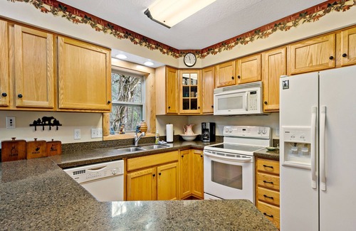 Skyland Cabina | Hidden Falls Cabin -Waterfall, Hot Tub, Private!
