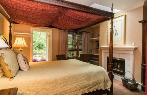 Saugatuck Cama Y Desayuno | Hidden Garden Cottages & Suites