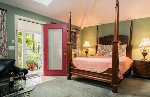 Saugatuck Cama Y Desayuno | Hidden Garden Cottages & Suites