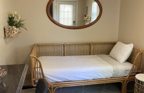 Wichita Apartamento | Hidden Gem! 1-bedroom studio, WIFI and Parking.