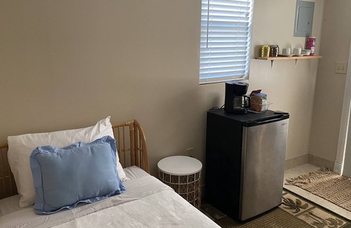 Wichita Apartamento | Hidden Gem! 1-bedroom studio, WIFI and Parking.