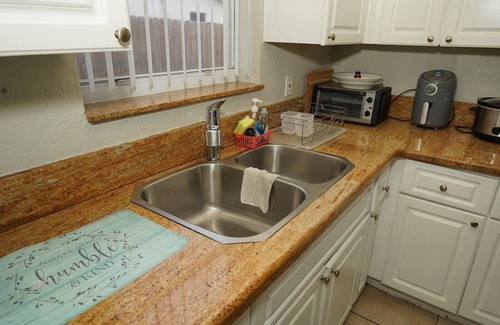 Lauderdale Lakes Casa | HIDDEN GEM! 5BR/3B family-friendly and laundry