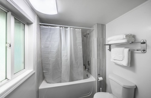Regional District of Nanaimo Casa | Hidden Gem! - Across the Beach