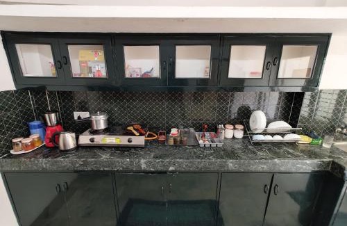 Banjara Hills Apartamento | Hidden Gem - Fully Furnished 1BHK with Café Lights & Canopy, AC & Fast Wifi