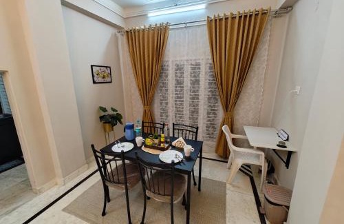 Banjara Hills Apartamento | Hidden Gem - Fully Furnished 1BHK with Café Lights & Canopy, AC & Fast Wifi