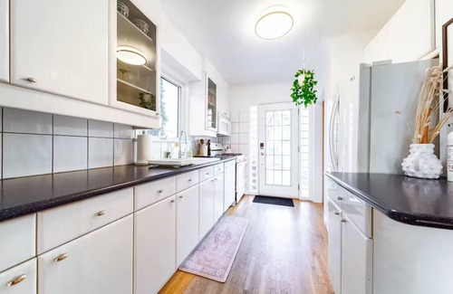 Edmonton Casa | Hidden Gem Home-HotTub-Firetable-King Bed-BBQ/Deck