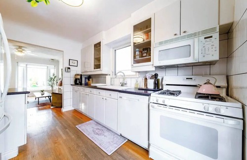 Edmonton Casa | Hidden Gem Home-HotTub-Firetable-King Bed-BBQ/Deck