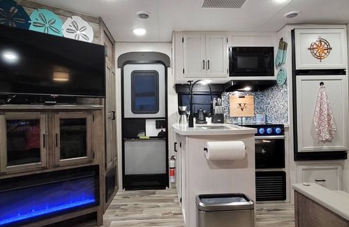 Key Largo Alquiler De RV | Hidden gem in Key Largo, bunk room, outdoor kitchen, 2 pools, laundry, 2 beaches