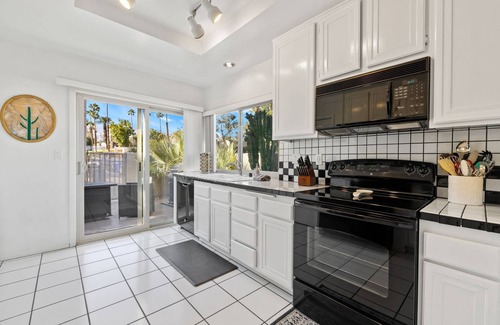 Palm Desert Condominio | Hidden Gem in Palm Desert, Steps to Living Desert!