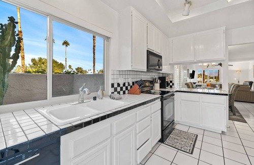 Palm Desert Condominio | Hidden Gem in Palm Desert, Steps to Living Desert!