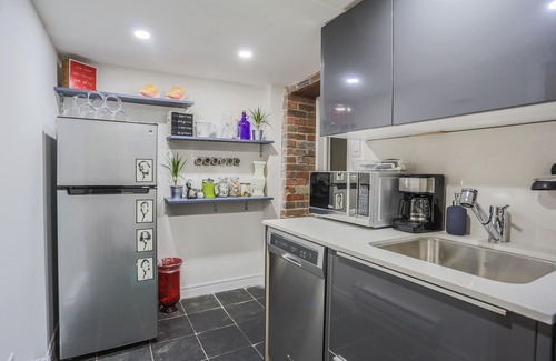 Palmerston Casa | Hidden Gem In Sought-After Little Italy