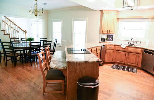 Cecil Casa | Hidden gem nestled along the Arkansas River, wraparound porch and plenty of room