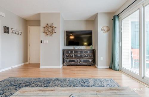 Indian Bayou Apartamento | Hidden Gem - pool access, walk to beach