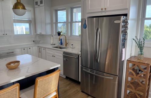 Milford Casa | Hidden Gem, Relax, Water Views, Bay Breezes Elevator & Decks & Hot Tub