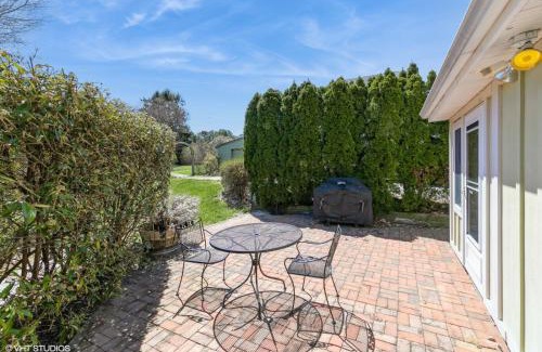 Shinnecock Hills Casa | Hidden gem! Southampton beach cottage