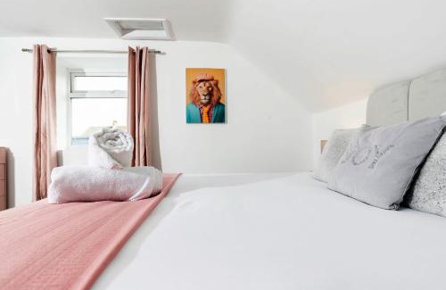 Loftus Apartamento | Hidden Gem with bags of space. 3 Bed Town House