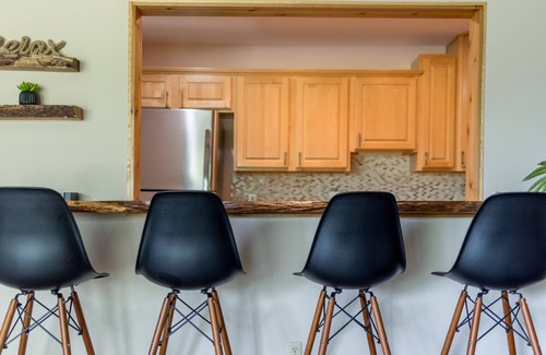 Lake Geneva Condominio | Hidden Gem with Pool View!