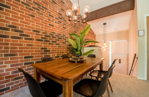 Lake Geneva Condominio | Hidden Gem with Pool View!