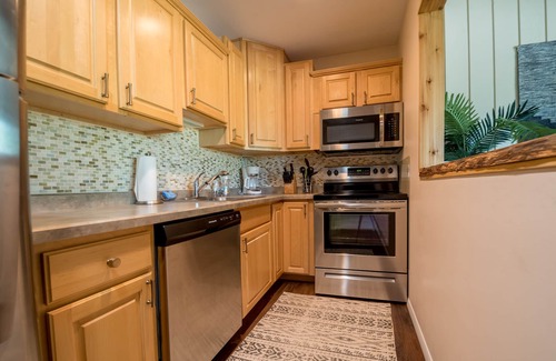 Lake Geneva Condominio | Hidden Gem with Pool View!