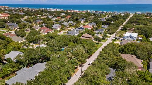 Vilano Beach Casa | Hidden Grove Hot Tub Deck w Lounge 2 blocks to the Beach