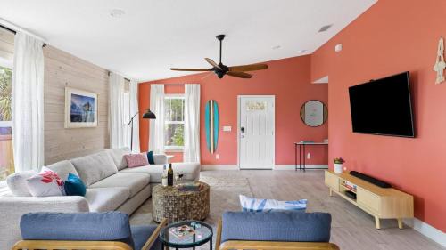 Vilano Beach Casa | Hidden Grove Hot Tub Deck w Lounge 2 blocks to the Beach