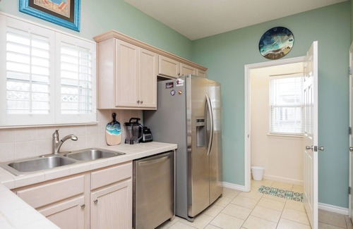 Corpus Christi Casa | Hidden Island Gem: Pet-Friendly, Private Backyard, Garage & Close to Beach