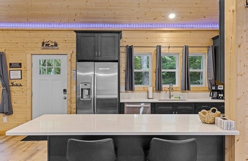 Cleveland Cabina | Hidden Jewel - Stunning Barndominium-Style Cabin Nestled in the Woods