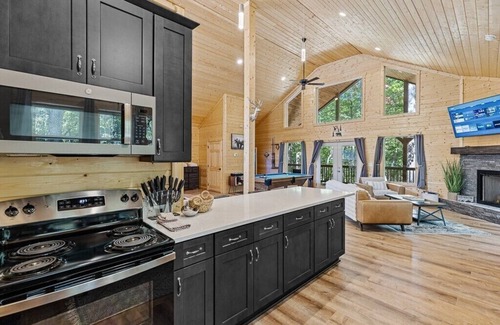 Cleveland Cabina | Hidden Jewel - Stunning Barndominium-Style Cabin Nestled in the Woods