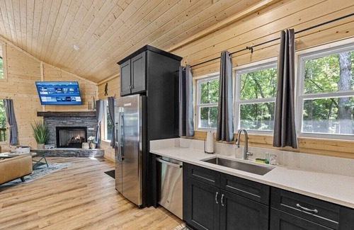 Cleveland Cabina | Hidden Jewel - Stunning Barndominium-Style Cabin Nestled in the Woods