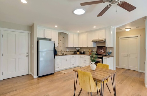 Arlington Apartamento | Hidden Lake guest house is on 20 Secluded Acres with a Beautiful private Lake.