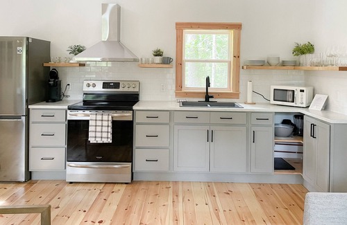 LaBelle Cabaña | Hidden Lake West - 2 Bedroom Lakefront Cottage with Hot Tub