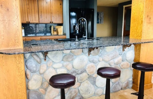 Stratford Casa | Hidden Meadow Vacation Retreat