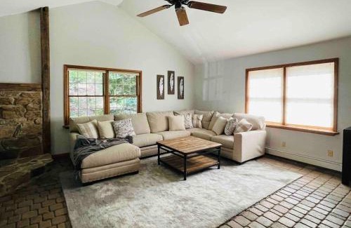 Brockton Casa | Hidden River Lodge at Hawk Mountain