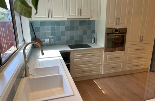 Portarlington Casa | Hidden Villa - a stylish retreat very close the beach & shops