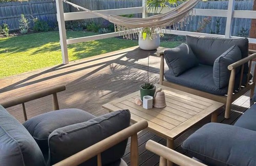 Portarlington Casa | Hidden Villa - a stylish retreat very close the beach & shops