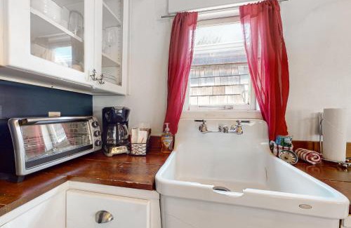 Downtown Cannon Beach Casa | Hidden Villa Cottage #1 - The Nautical Cottage