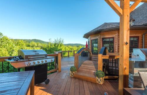 Black Mountain Casa | Hidden Vista Lodge hot tub game room views!