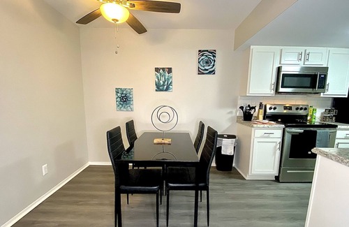 St. Charles Apartamento | HiddenJewel*FirePlace*KingBed*InviteLongTermStays-10 min from StreetsofStCharles